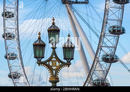 Das Shell Centro, London Eye und die Themse mit blauem Himmel in Großbritannien
