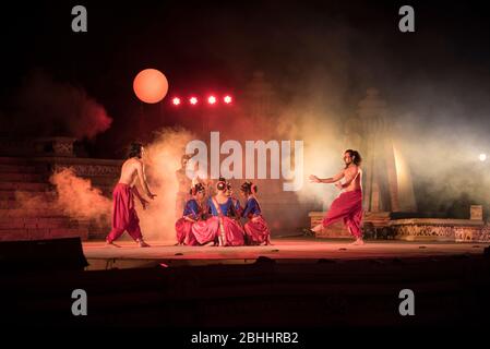 Khajuraho / Indien 24. Februar 2017 Tänzer Gruppenperformance Bharatanatyam auf Khajuraho Tanzfestival 2017 in madhya pradesh Indien Stockfoto