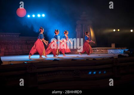 Khajuraho / Indien 24. Februar 2017 Tänzer Gruppenperformance Bharatanatyam auf Khajuraho Tanzfestival 2017 in madhya pradesh Indien Stockfoto