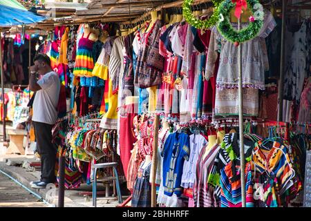 Tenasserim Hills, Sai Yok District of Kanchanaburi Province, Thailand 12.28.2019: Lokale Thai-Leute verkaufen schöne, atemberaubende und bunte lokale Clo Stockfoto