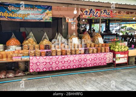 Tenasserim Hills, Sai Yok District of Kanchanaburi Province, Thailand 12.28.2019: Lokale Thai-Leute verkaufen frisch zubereitete Speisen, Snacks und Dessert Stockfoto