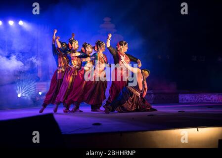 Khajuraho / Indien 24. Februar 2017 Tänzer Gruppenperformance Bharatanatyam auf Khajuraho Tanzfestival 2017 in madhya pradesh Indien Stockfoto