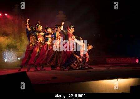 Khajuraho / Indien 24. Februar 2017 Tänzer Gruppenperformance Bharatanatyam auf Khajuraho Tanzfestival 2017 in madhya pradesh Indien Stockfoto