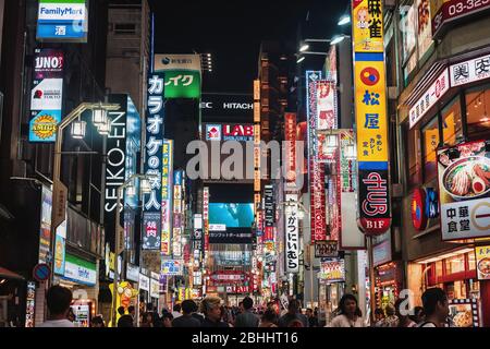 Neonschilder säumen Shinjuku und Shibuya. Die Gegend ist ein Ausgehviertel, das als Sleepless City bekannt ist. Stockfoto