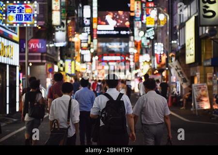 Neonschilder säumen Shinjuku und Shibuya. Die Gegend ist ein Ausgehviertel, das als Sleepless City bekannt ist. Stockfoto