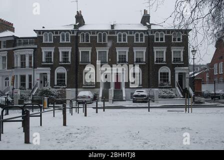 Snow Victorian House Terrace traditionelle viktorianische Architektur in Brook Green, Hammersmith, London W6 Stockfoto