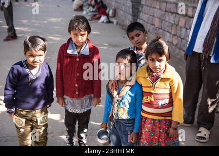 Khajuraho / Indien 25. Februar 2017 Indische Dorfkinder posieren für ein Porträt in khajuraho madhya pradesh Indien Stockfoto