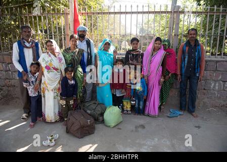 Khajuraho / Indien 25. Februar 2017 Indische familie der bundelkhand Dorfbewohner posiert für ein Porträt in khajuraho madhya pradesh Indien Stockfoto