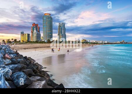 Miami, Florida, USA in South Beach in der Dämmerung. Stockfoto