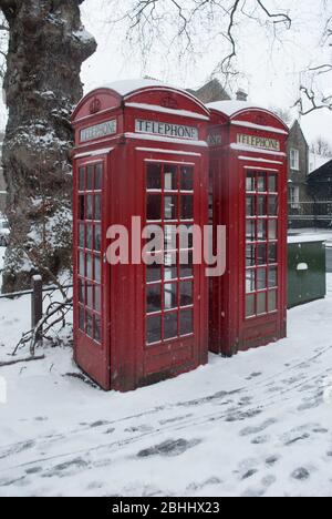 Snow Pair of Red Telephone Boxes Village City Victorian Front in Brook Green, Hammersmith, London W6 Stockfoto