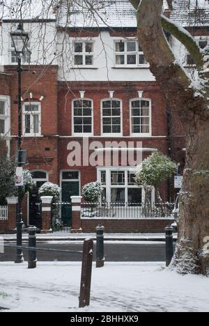 Snow Victorian House Terrace traditionelle viktorianische Architektur in Brook Green, Hammersmith, London W6 Stockfoto