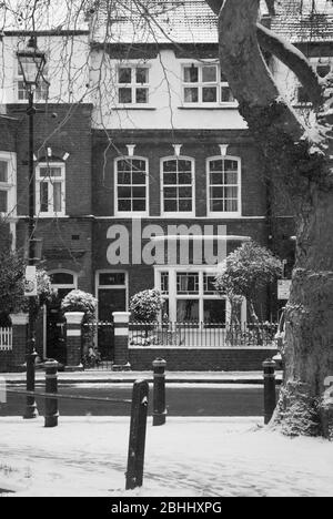 Snow Victorian House Terrace traditionelle viktorianische Architektur in Brook Green, Hammersmith, London W6 Stockfoto