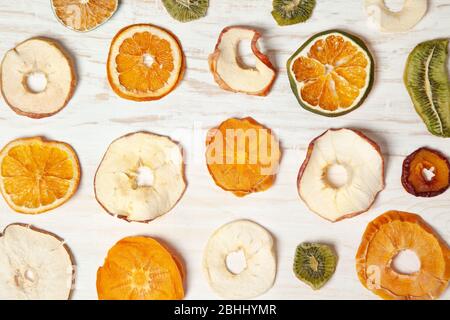 Obstchips auf hellem Holzhintergrund. Blick von oben Stockfoto