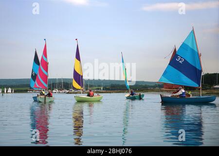 Bei sehr leichtem Wetter auf dem Fluss Yar, Isle of Wight, Rennen Stockfoto