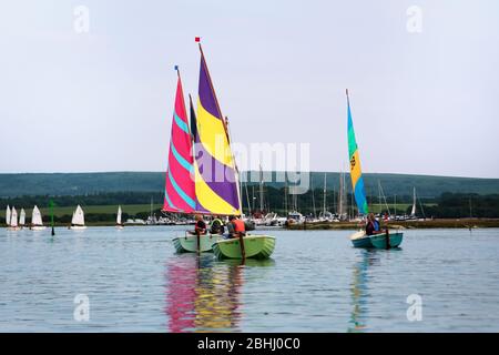 Bei sehr leichtem Wetter auf dem Fluss Yar, Isle of Wight, Rennen Stockfoto