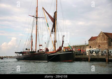 Thames Barge 'Alice' und Le Havre Pilot Cutter und 1925 Fastnet Gewinner 'Jolie Brise' in Yarmouth Hafen für Old Gaffers' Festival, Isle of Wight, Großbritannien Stockfoto