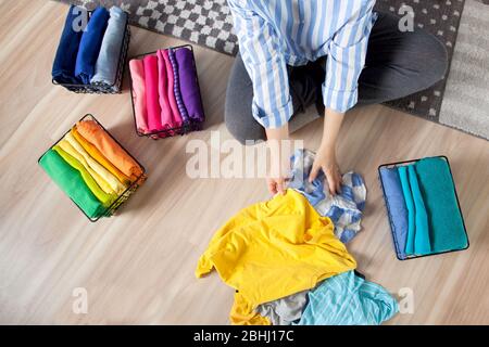 Draufsicht eine junge Frau in Freizeitkleidung Stockfoto