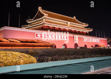 02. Januar 2020, Peking China: Das Tor des himmlischen Friedens in der Nacht mit dem großen Bild von Mao Zedong Stockfoto