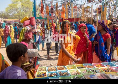 Jhabua / Indien 8 Januar 2020 Indianische bhil Stammesfrauen kaufen künstliche Halskette von einem Straßenmarkt während des Bhagoria Festivals Jhabua Bezirke von M Stockfoto