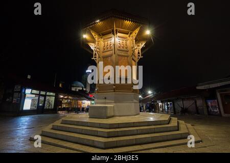 SARAJEVO, BOSNIEN-HERZEGOWINA - 16. APRIL 2017: Sebilj-Brunnen, im Stadtteil Bascarsija, bei Nacht. Dieser Brunnen gilt als einer der greate Stockfoto