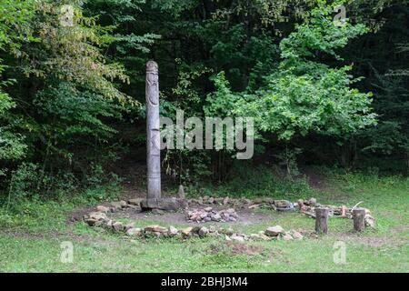 Der Tempel von Dagboga, ein heidnisches Idol im Bergwald von Shapsugi. Dazbog Stockfoto