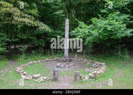 Der Tempel von Dagboga, ein heidnisches Idol im Bergwald von Shapsugi. Dazbog Stockfoto