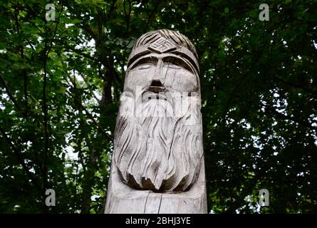 Der Tempel von Dagboga, ein heidnisches Idol im Bergwald von Shapsugi. Dazbog Stockfoto