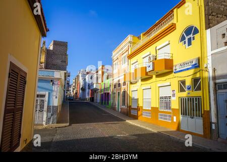 Mindelo/Kap Verde - 20. August 2018 - bunte Häuser und Straßen der Stadt, Sao Vicente Stockfoto