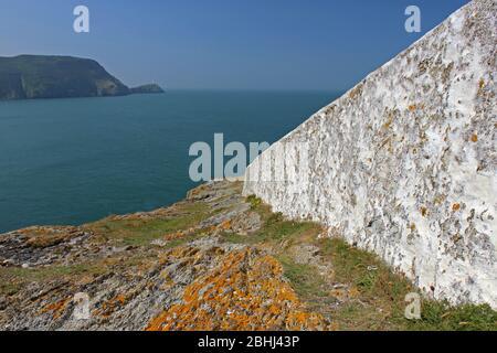Blick von der Landzunge North Stack in Richtung Leuchtturm in Anglesey, Wales Stockfoto