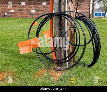 Lichtwellenleiter, orangefarbene Markierungsfahnen und Strommast. Konzept der Grabsicherheit, Dienstprogramm lokalisieren Service und High-Speed-Internet, Breitband-Zugang Stockfoto