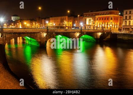 Stadt Dublin in Irland, Grattan Bridge am Fluss Liffey bei Nacht Stockfoto