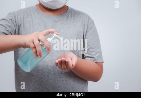 Kind tragen Maske und Hände waschen mit Alkohol Gel oder antibakterielle Seife Desinfektionsmittel. Hygienemkonzept. Verhindern Sie die Ausbreitung von Keimen und Bakterien und avo Stockfoto