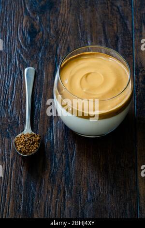 Dalgona Kaffee / Schlagsahne Fluffy und trendy Instant Granulated Coffee Powder. Koreanisches Granulat, Getränke. Stockfoto