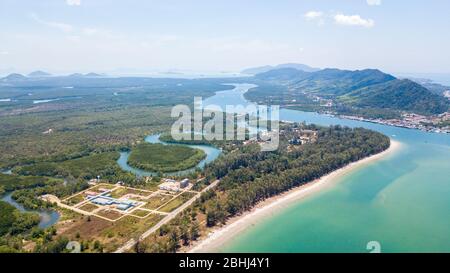 Ein Luftblick auf die Insel Lanta noi und das Isaland Lanta mit der Siri Lanta-Brücke, südlich der Provinz Thailand Krabi, beliebte Touristenattraktion für Touren Stockfoto