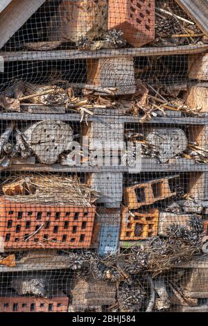 Von Menschen gemachtes Heimnest mit vielen Löchern für wilde Insekten, Schmetterlinge, wilde Bienen, Käfer, Tierheim aus recyceltem Material Stockfoto