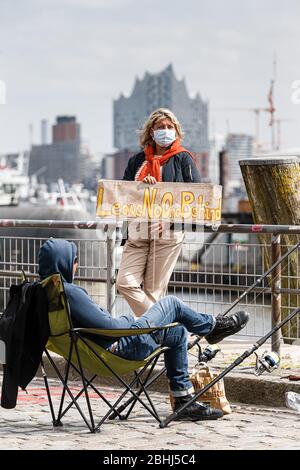 Hamburg, Deutschland. April 2020. Ein Demonstrator hält ein Schild mit der Aufschrift "Leave no one behind". Aktivisten der Hilfsorganisation Seebrücke demonstrieren in einer Kette von 20 Standorten von der Fischauktionsallee bis zu den Deichtorhallen mit Schildern und Transparenten für eine Auflösung der Flüchtlingslager in Griechenland. Quelle: Markus Scholz/dpa/Alamy Live News Stockfoto