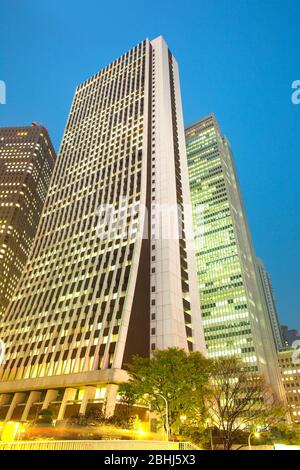 Shinjuku, Tokio, Kanto Region, Honshu, Japan - Sompo Japan Hauptsitz Gebäude in Nishi-Shinjuku (Wolkenkratzer-Bezirk) in der Dämmerung. Stockfoto