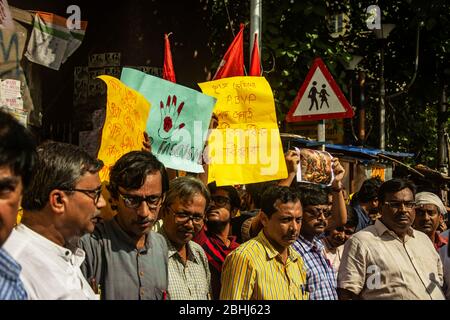 ABVP, die eine studentische Einheit von RSS versucht, Jadavpur Universität heute zu vandalisieren. Stockfoto