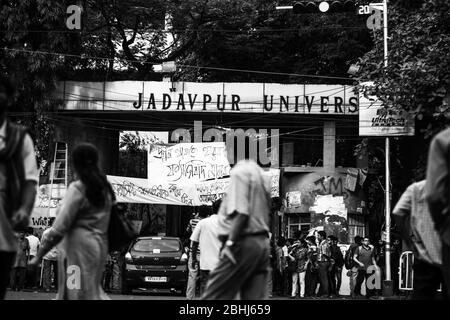 ABVP, die eine studentische Einheit von RSS versucht, Jadavpur Universität heute zu vandalisieren. Stockfoto