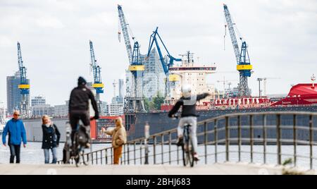 Hamburg, Deutschland. April 2020. Bei schönem Wetter gehen aufgrund der Maßnahmen zur Eindämmung des Coronavirus weniger Menschen als sonst bei schönem Wetter Sonntagsspaziergang entlang der Elbe. Quelle: Markus Scholz/dpa/Alamy Live News Stockfoto