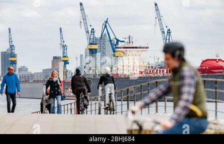 Hamburg, Deutschland. April 2020. Bei schönem Wetter gehen aufgrund der Maßnahmen zur Eindämmung des Coronavirus weniger Menschen als sonst bei schönem Wetter Sonntagsspaziergang entlang der Elbe. Quelle: Markus Scholz/dpa/Alamy Live News Stockfoto