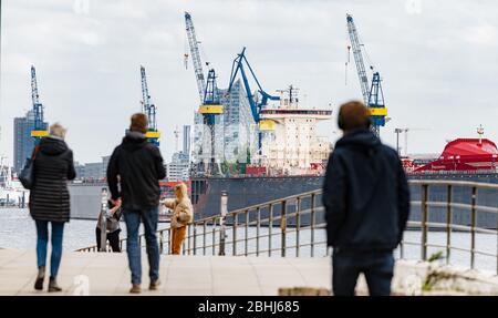 Hamburg, Deutschland. April 2020. Bei schönem Wetter gehen aufgrund der Maßnahmen zur Eindämmung des Coronavirus weniger Menschen als sonst bei schönem Wetter Sonntagsspaziergang entlang der Elbe. Quelle: Markus Scholz/dpa/Alamy Live News Stockfoto