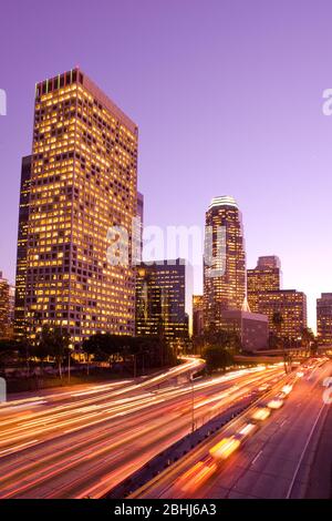 Wolkenkratzer im Finanzviertel und Harbor Freeway, Los Angeles, Kalifornien, USA Stockfoto