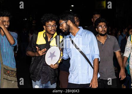 Studenten der Jadavpur Universität gegen faschistische und barbarische Handlungen der Delhi Polizei auf Jamia Milia Universität und Aligarh Muslim Universität Stockfoto