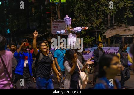 Studenten der Jadavpur Universität gegen faschistische und barbarische Handlungen der Delhi Polizei auf Jamia Milia Universität und Aligarh Muslim Universität Stockfoto