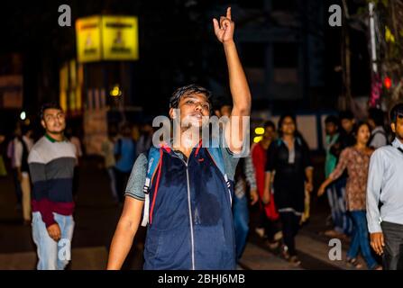 Studenten der Jadavpur Universität gegen faschistische und barbarische Handlungen der Delhi Polizei auf Jamia Milia Universität und Aligarh Muslim Universität Stockfoto