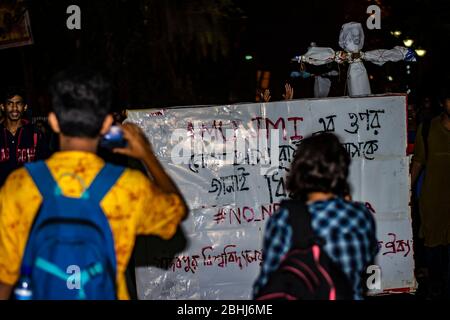 Studenten der Jadavpur Universität gegen faschistische und barbarische Handlungen der Delhi Polizei auf Jamia Milia Universität und Aligarh Muslim Universität Stockfoto