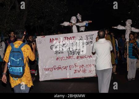 Studenten der Jadavpur Universität gegen faschistische und barbarische Handlungen der Delhi Polizei auf Jamia Milia Universität und Aligarh Muslim Universität Stockfoto