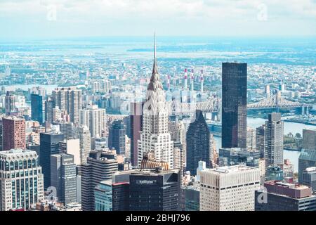 Ein Blick auf die berühmte Skyline von New York City, wie sie von der Spitze des Empire State Building aus gesehen wird. Stockfoto