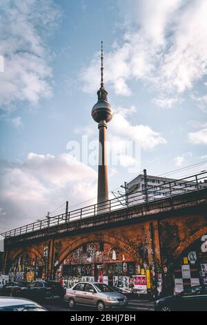 Ein urbaner Blick auf Berlins berühmten Fernsehturm, den Berliner Fernsehturm. Stockfoto